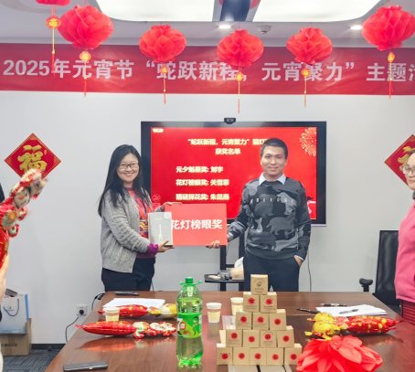 桌子上放滿了不同類型的海報

AI 生成的內(nèi)容可能不正確。